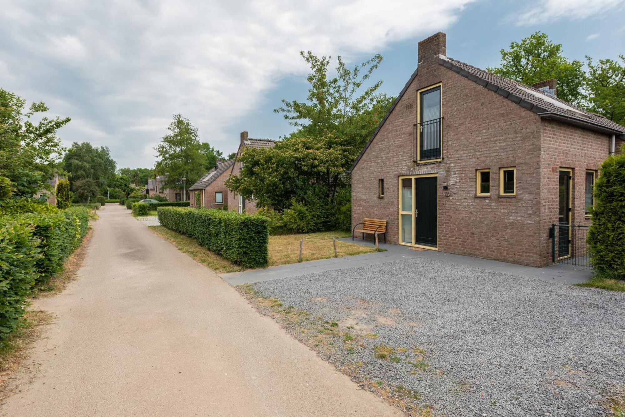 Het Huys Ewijk Mooi Luxe En Een Laadpaal Kültér fotó